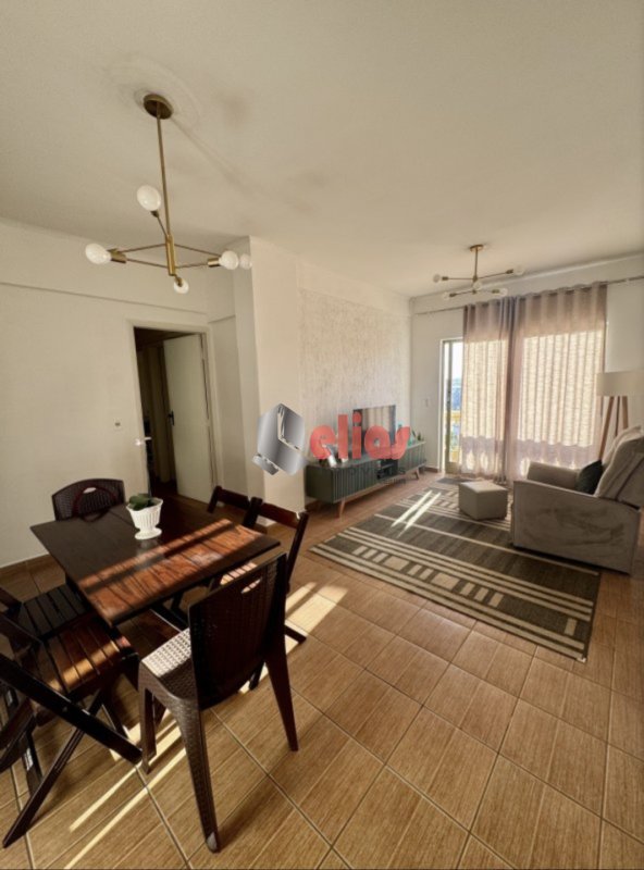 Sala do apartamento com o piso cerâmico atual